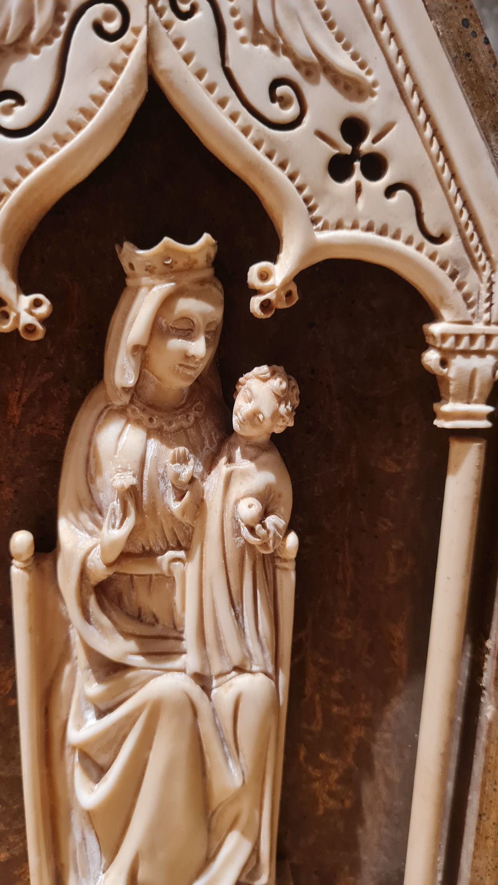 Magnifique triptyque de la Vierge Glorieuse, de style néo-gothique, datant de la fin du XIXᵉ siècle