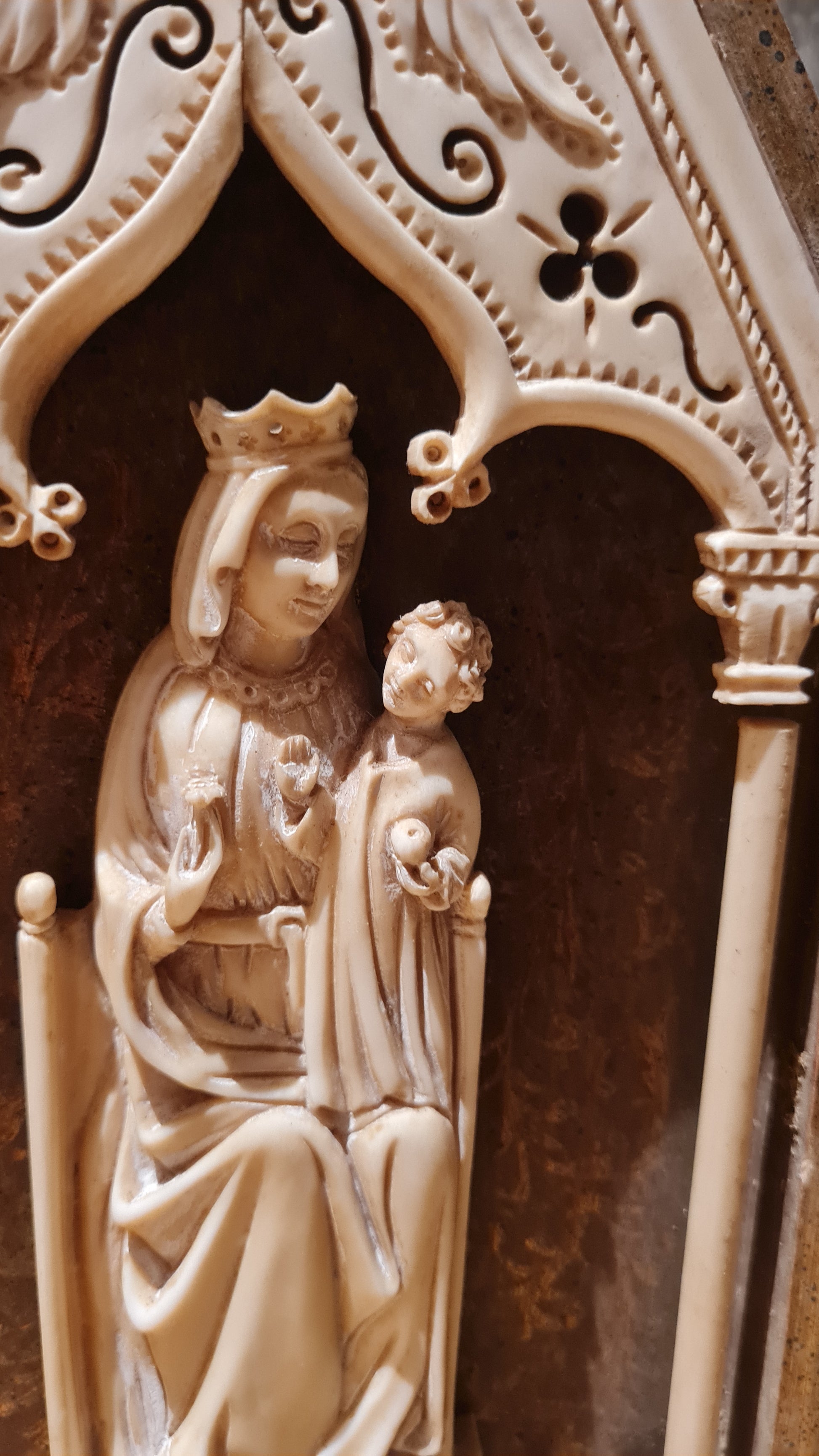 Magnifique triptyque de la Vierge Glorieuse, de style néo-gothique, datant de la fin du XIXᵉ siècle