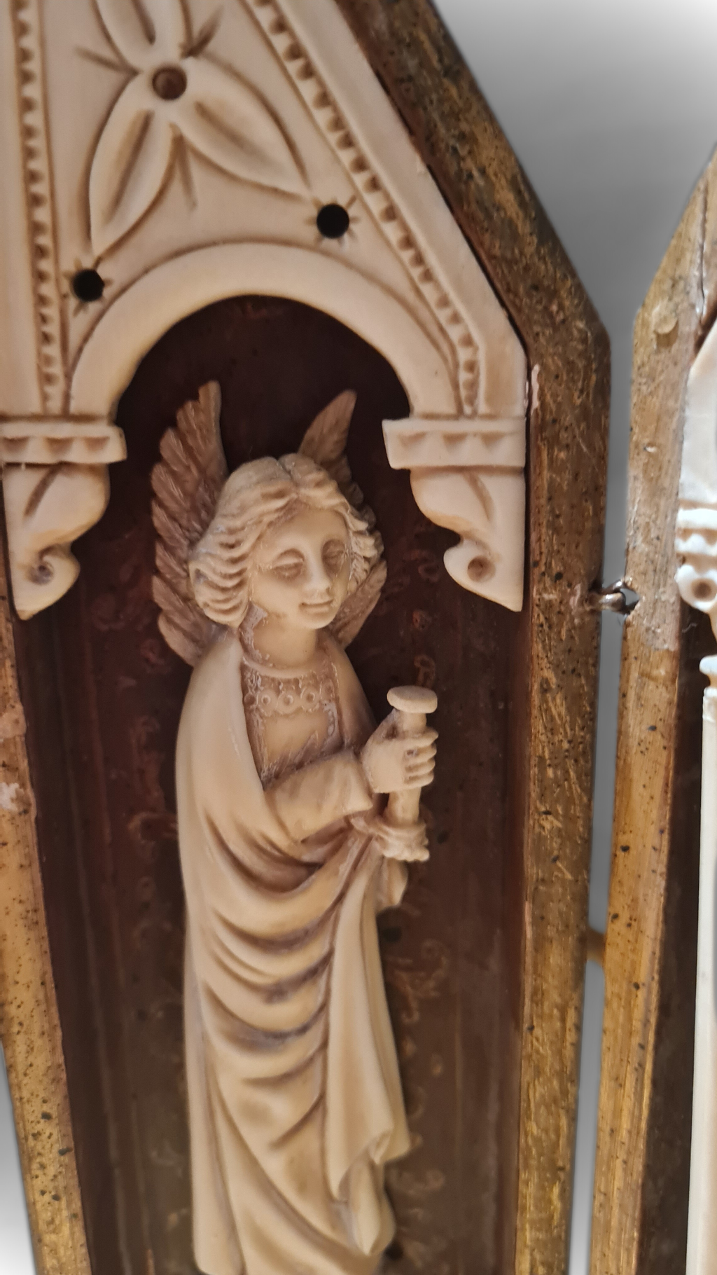 Magnifique triptyque de la Vierge Glorieuse, de style néo-gothique, datant de la fin du XIXᵉ siècle