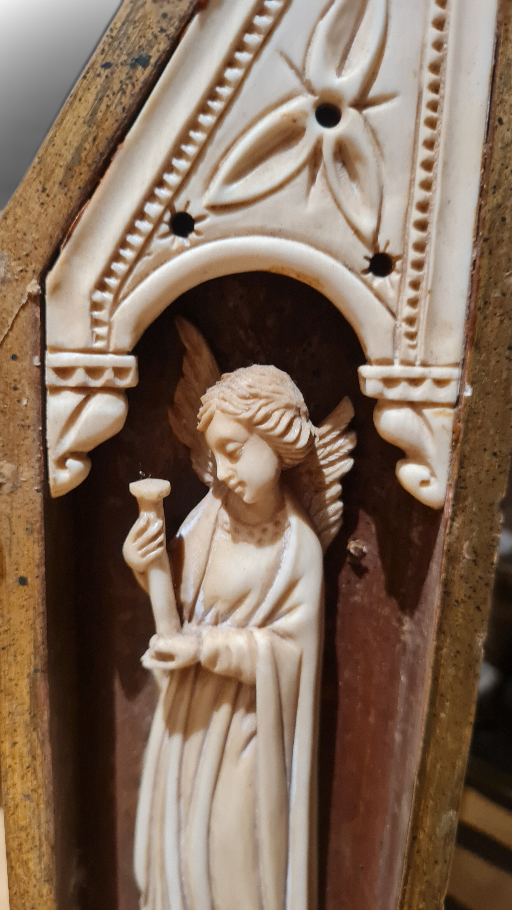 Magnifique triptyque de la Vierge Glorieuse, de style néo-gothique, datant de la fin du XIXᵉ siècle