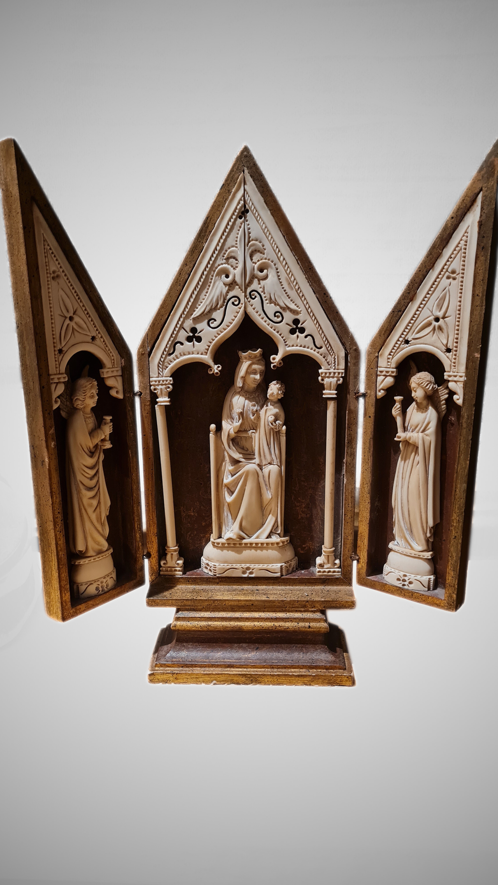 Magnifique triptyque de la Vierge Glorieuse, de style néo-gothique, datant de la fin du XIXᵉ siècle