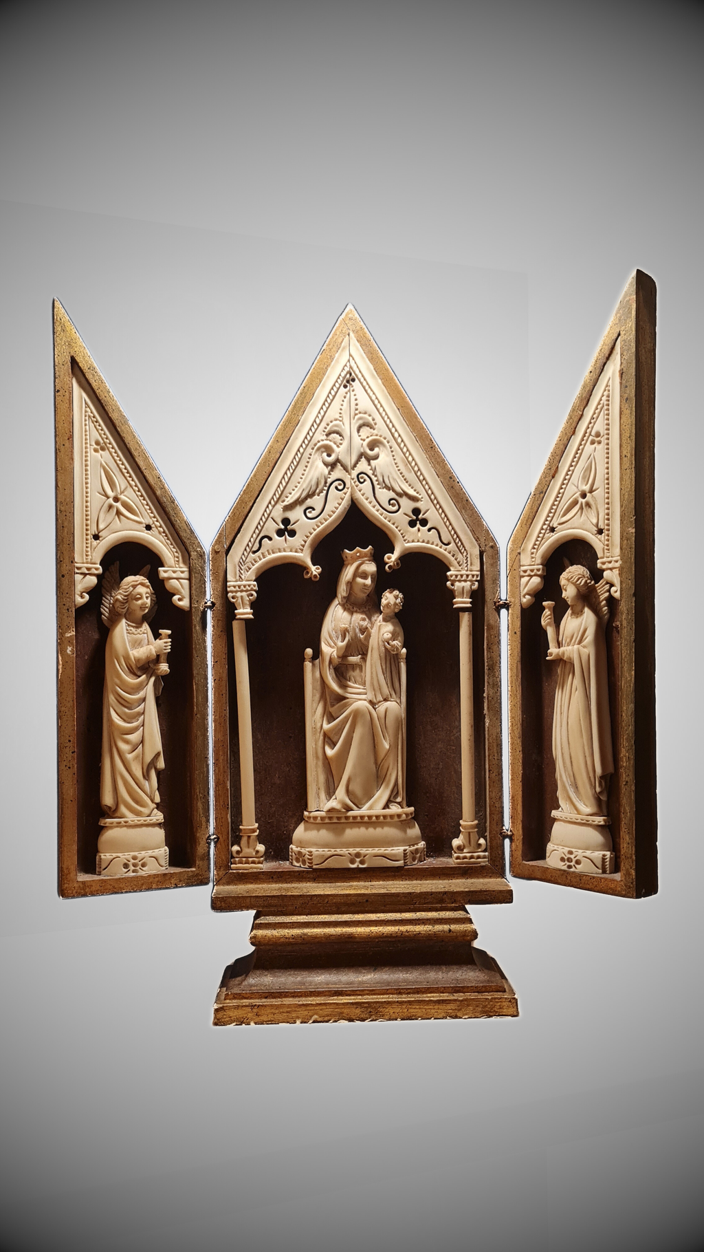Magnifique triptyque de la Vierge Glorieuse, de style néo-gothique, datant de la fin du XIXᵉ siècle