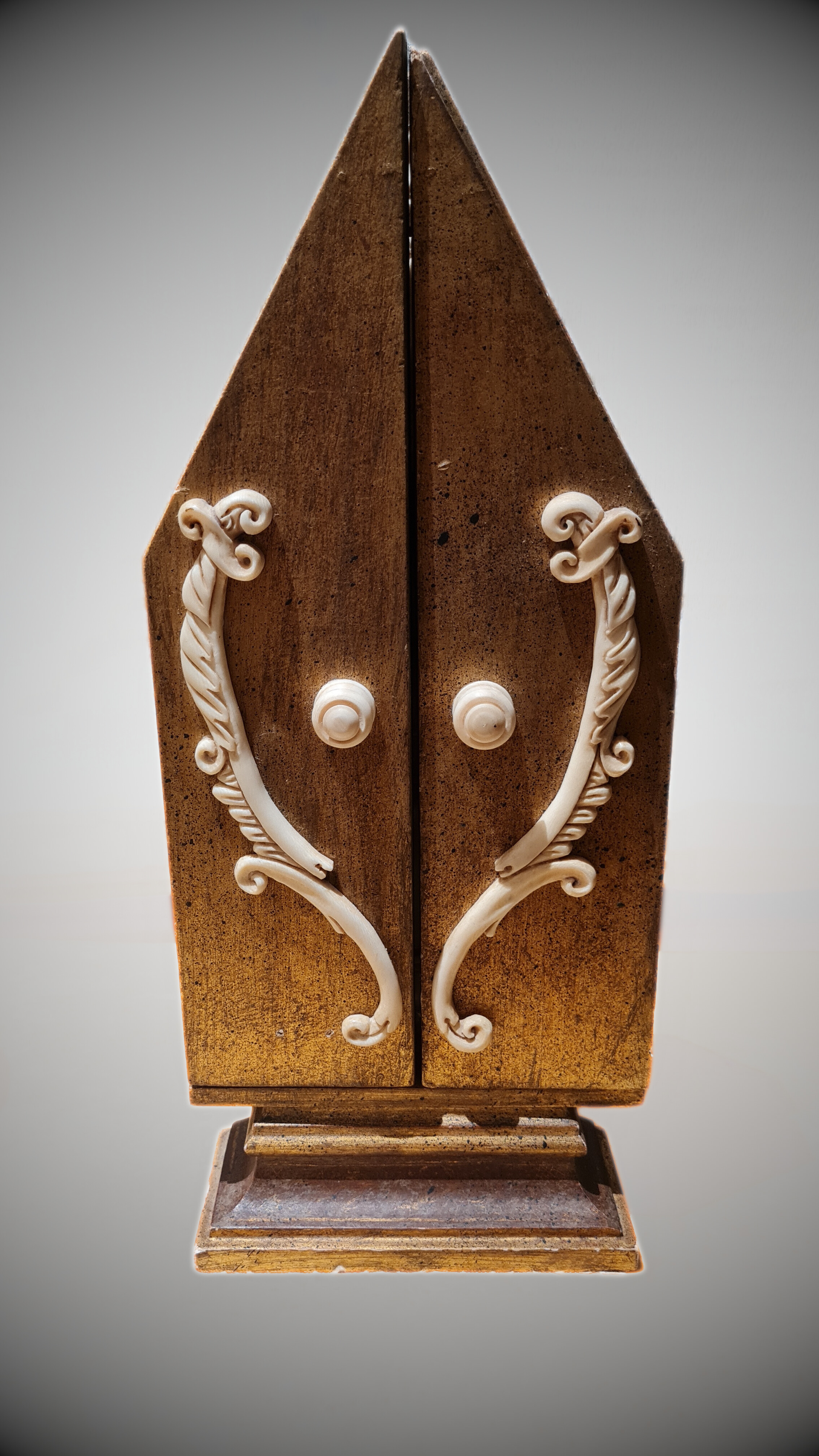 Magnifique triptyque de la Vierge Glorieuse, de style néo-gothique, datant de la fin du XIXᵉ siècle