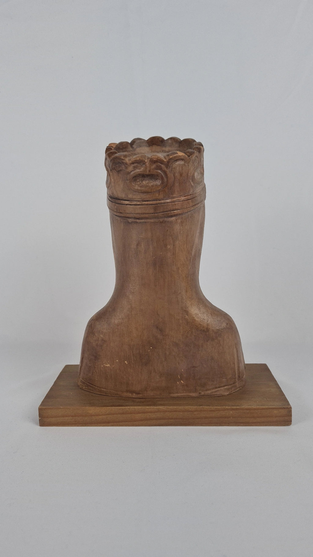 Buste de la Vierge de Montserrat– Terre cuite patinée, sur base en bois