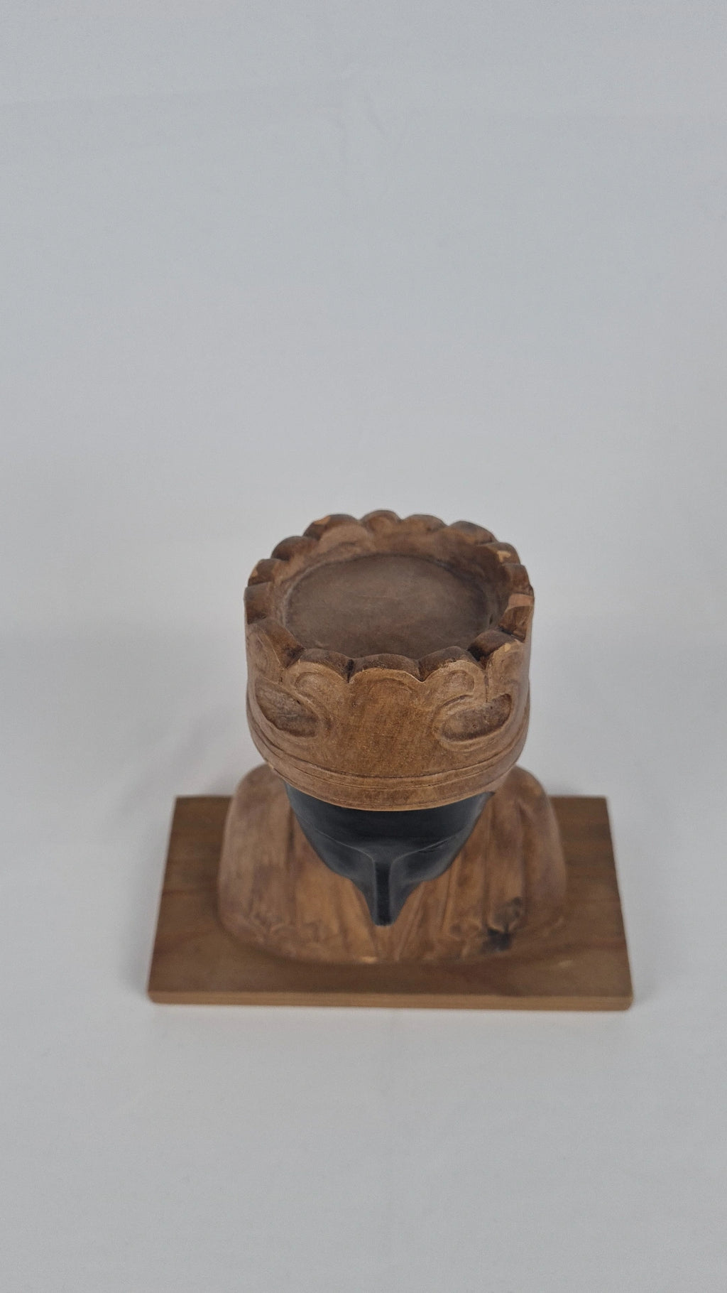 Buste de la Vierge de Montserrat– Terre cuite patinée, sur base en bois