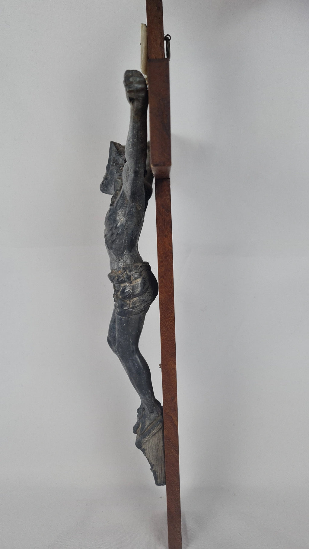 Crucifix en bois et Christ en fonte – Maison A. Roblot, Paris