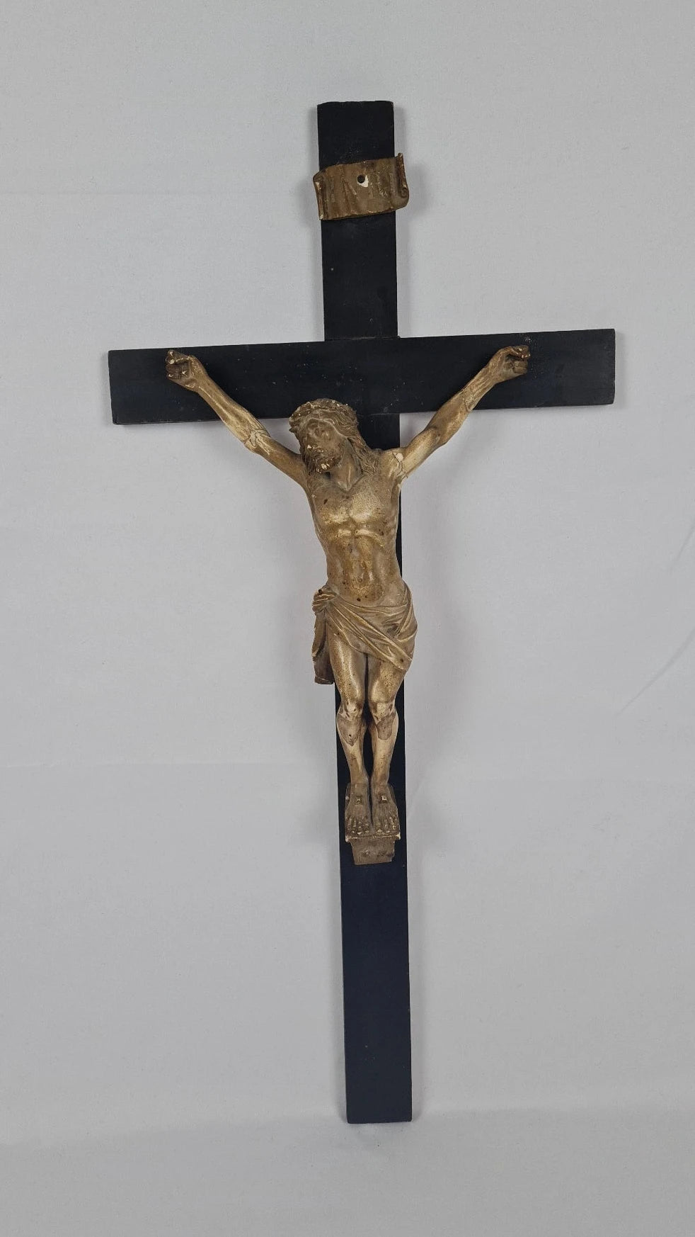 Grand Crucifix du XIXᵉ siècle – Christ en stuc polychrome