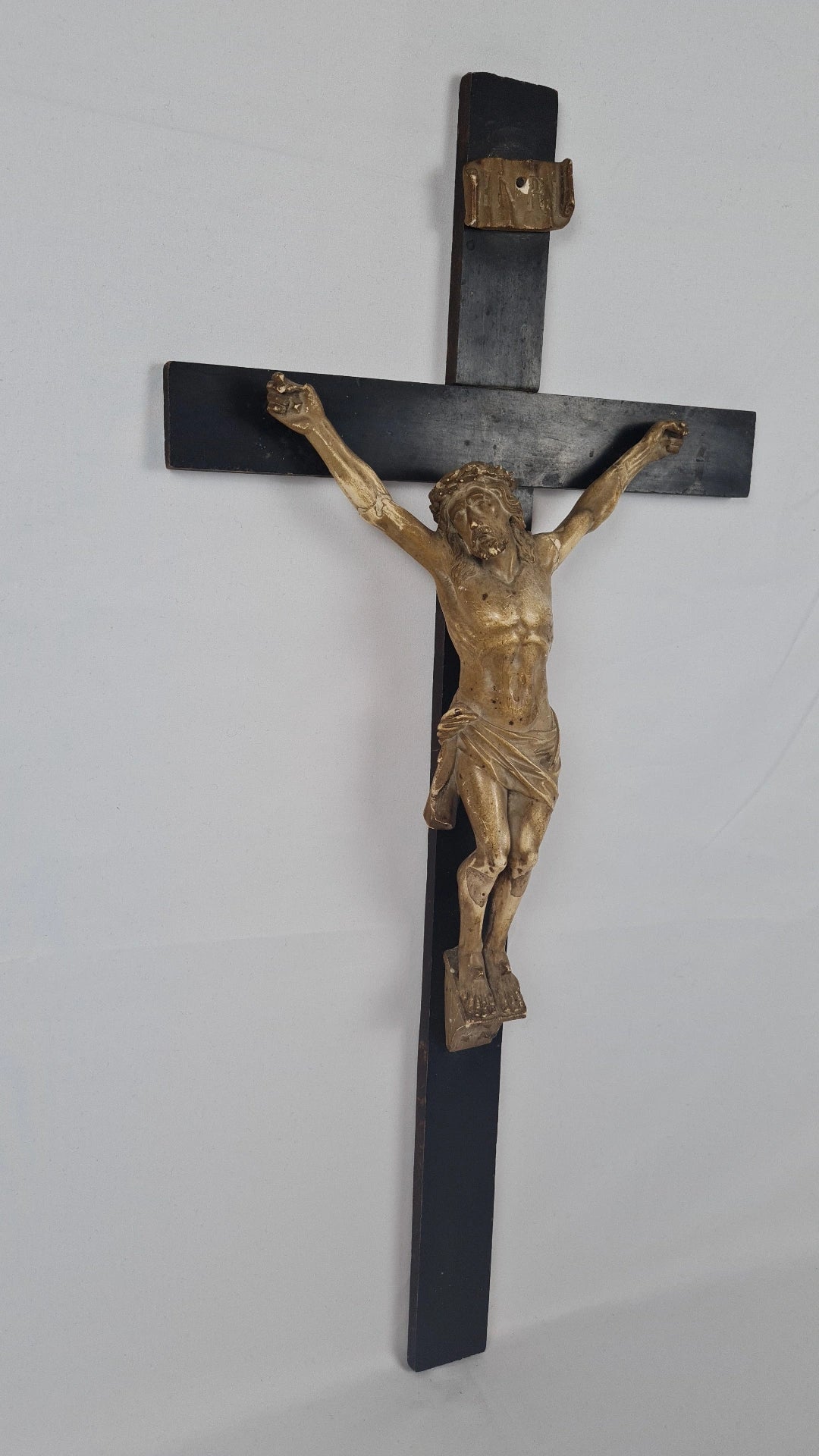 Grand Crucifix du XIXᵉ siècle – Christ en stuc polychrome