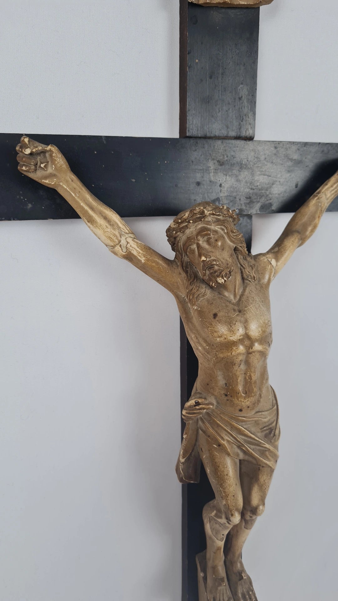 Grand Crucifix du XIXᵉ siècle – Christ en stuc polychrome