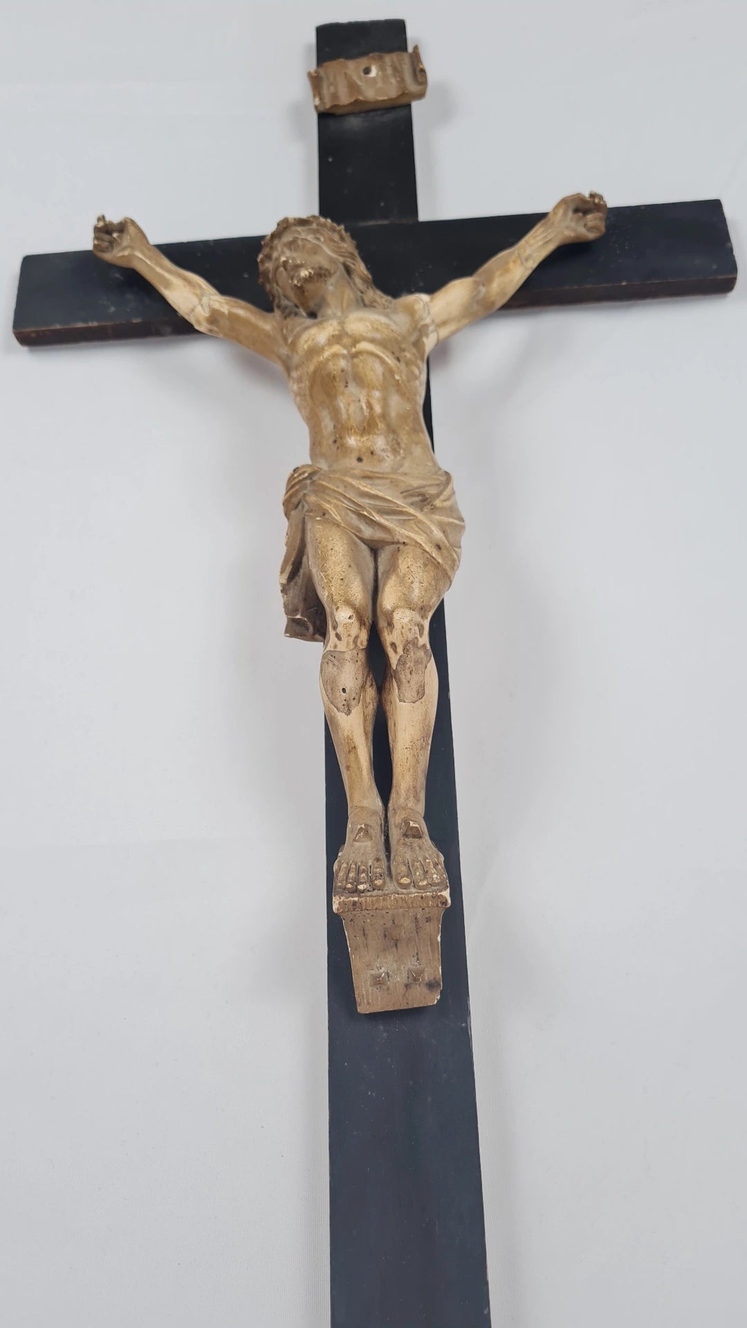 Grand Crucifix du XIXᵉ siècle – Christ en stuc polychrome