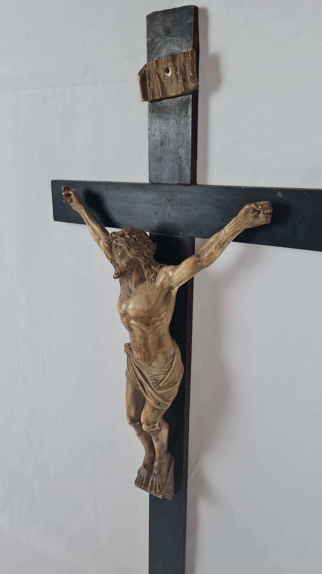 Grand Crucifix du XIXᵉ siècle – Christ en stuc polychrome