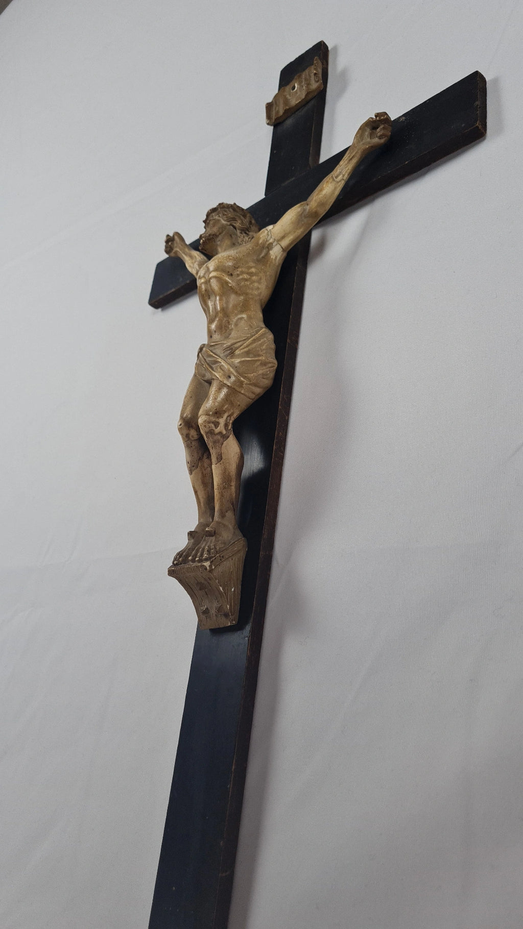 Grand Crucifix du XIXᵉ siècle – Christ en stuc polychrome