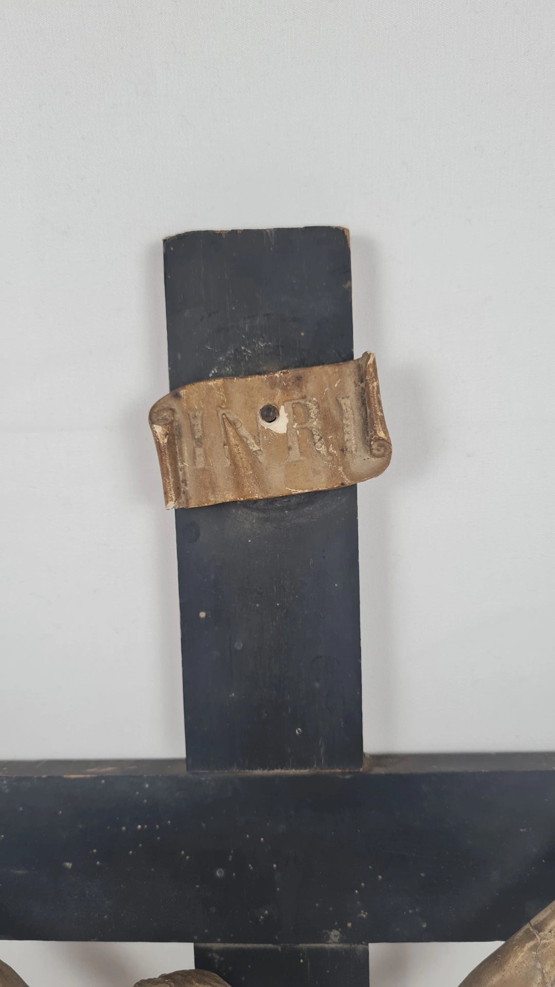 Grand Crucifix du XIXᵉ siècle – Christ en stuc polychrome