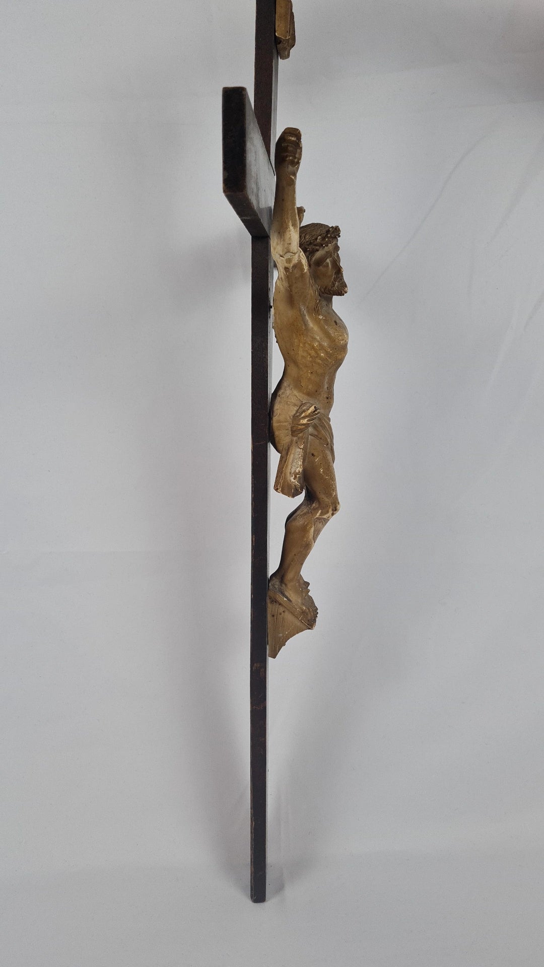 Grand Crucifix du XIXᵉ siècle – Christ en stuc polychrome