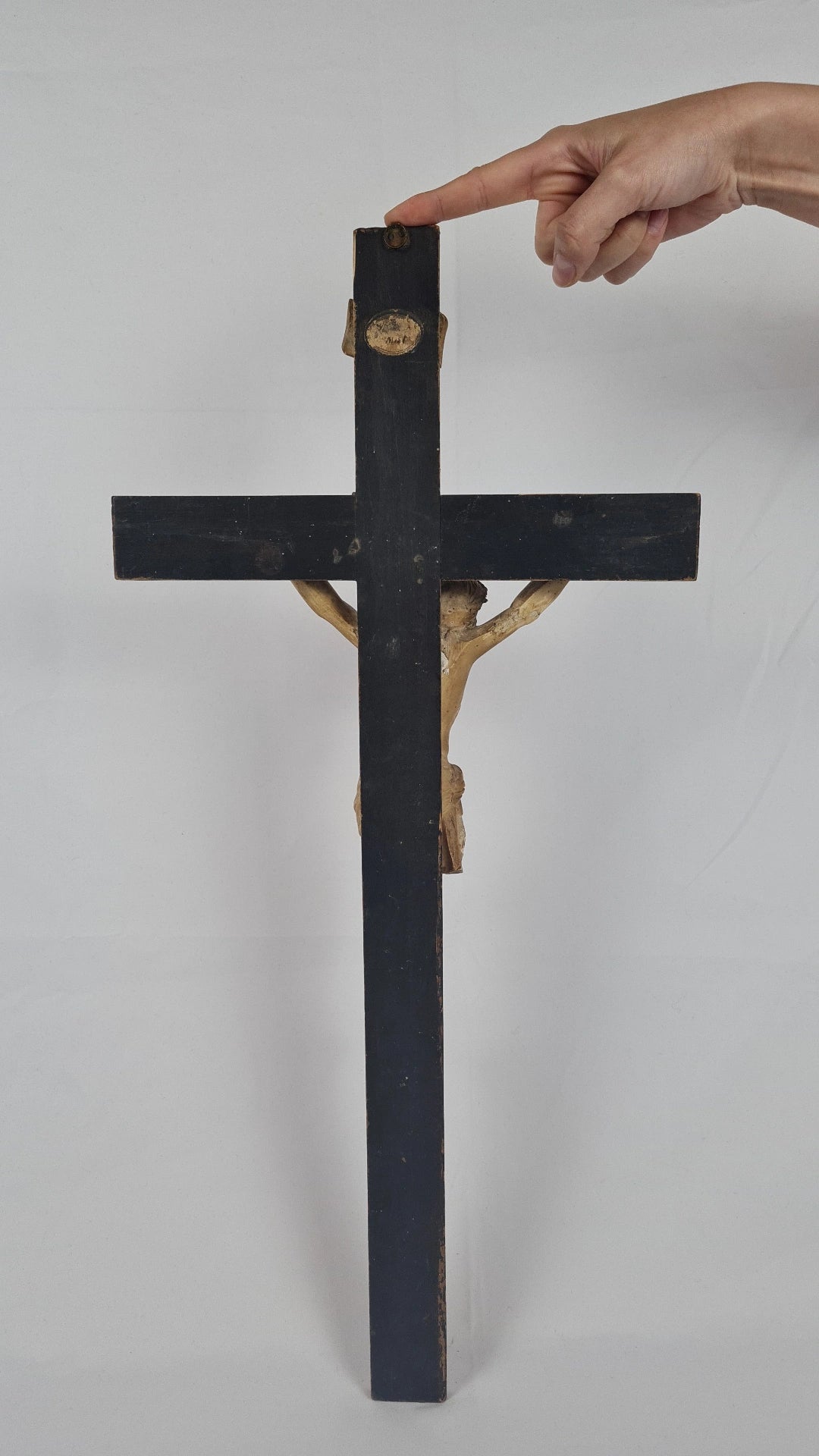Grand Crucifix du XIXᵉ siècle – Christ en stuc polychrome