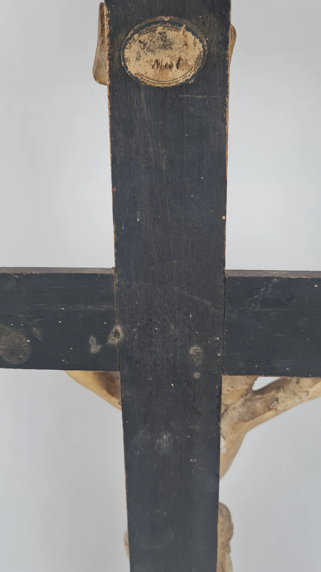 Grand Crucifix du XIXᵉ siècle – Christ en stuc polychrome