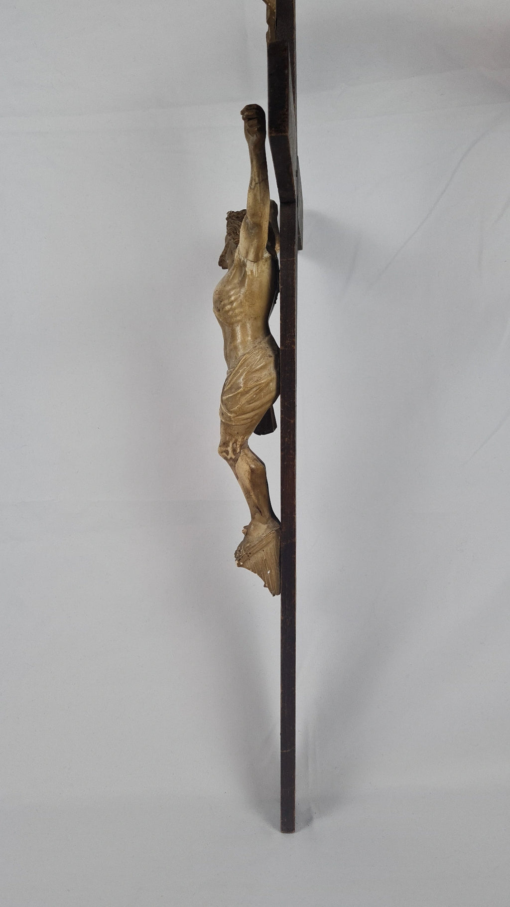 Grand Crucifix du XIXᵉ siècle – Christ en stuc polychrome