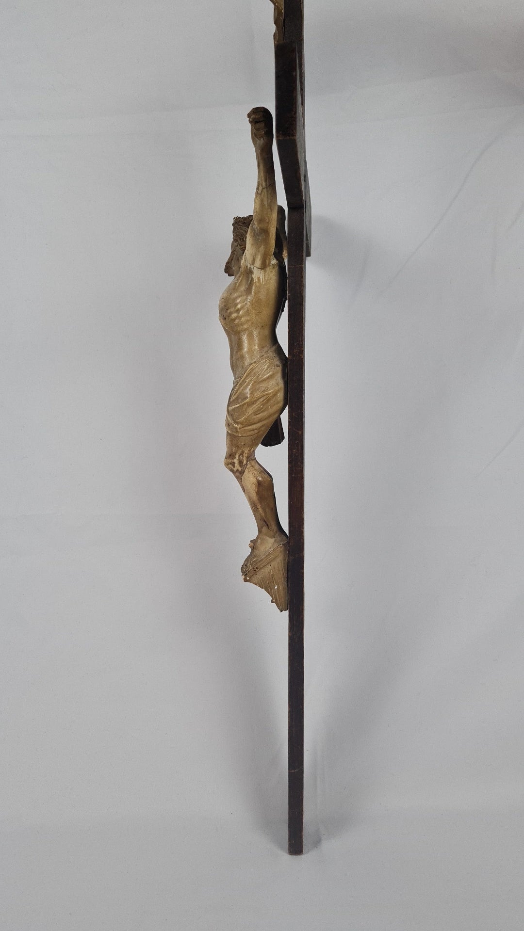 Grand Crucifix du XIXᵉ siècle – Christ en stuc polychrome